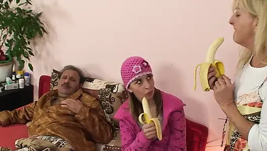 Yaşlılar üçlü grup seks sahne 1_hairy genç sarışın olgun üçlü seks seviyor