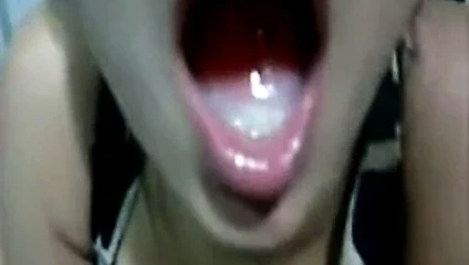 Yüzsüz oral seks gösteren yatakta yatan 95 büyük memeli güzeller.