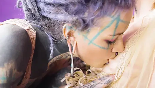 Utangaç kız dövmeli kız doxy ile ilk anal seksi deniyor