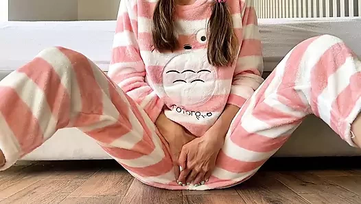 Pijamalı Asyalı öğrenci küçük memeli amını parmaklıyor ve büyük fışkırtma orgazmı