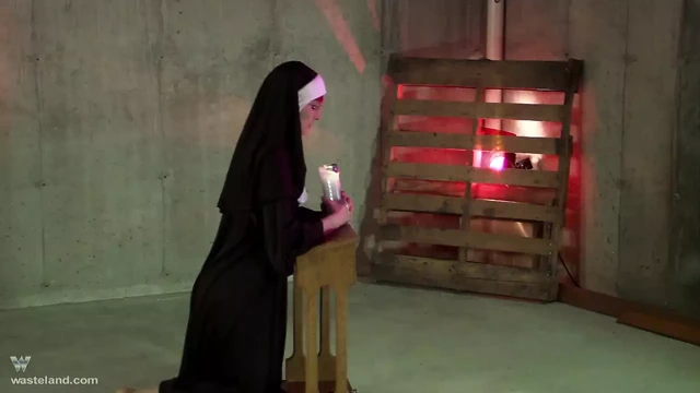 Yaramaz rahibe ve azgın rahip için fantezi roleplay eğlencesi