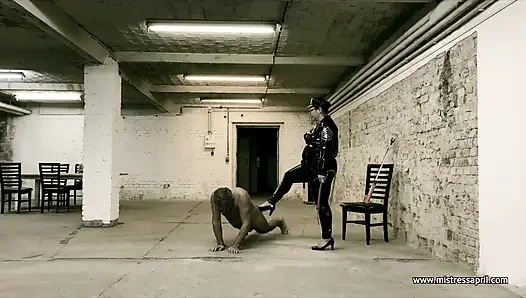 Dominatrix sahibe April - kölemle tatil