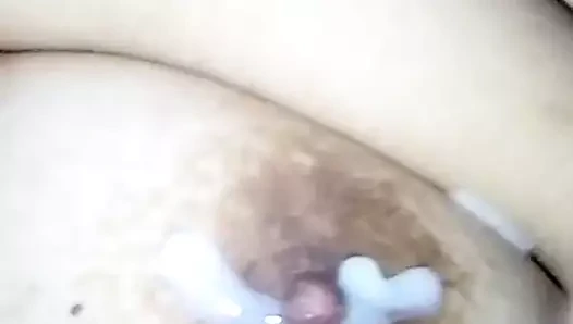 Leche en las tetas de mi puta