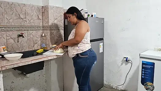 Pandora soyunuyor ve çıplak yemek hazırlıyor