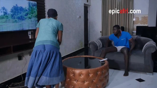 Hizmetçim evi temizlerken sikimi temizliyor