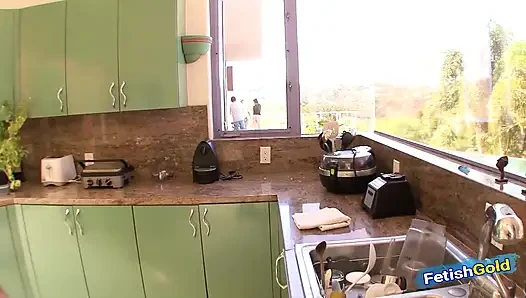 Azgın esmer genç kız üvey babasını baştan çıkarıyor ve sert sikiliyor