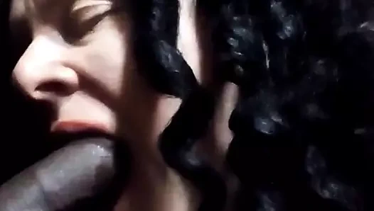 Bkowjob. Sürtük seksi esmer büyük siyah yarağı emiyor