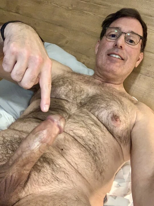 Çıplak sabah odunu mastürbasyonu. Dölümü yiyorum ve çeneme boşalıyorum.