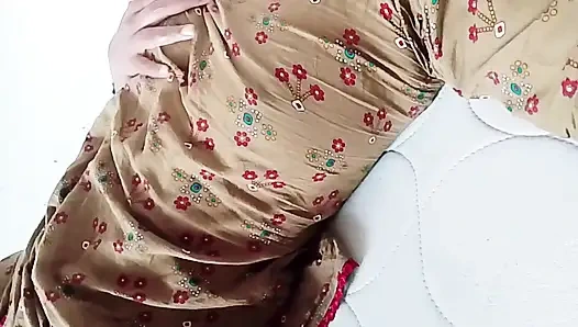 Güzel evli kadın göğüslerini gösteriyor ve büyük uzun yarağa ihtiyacı var