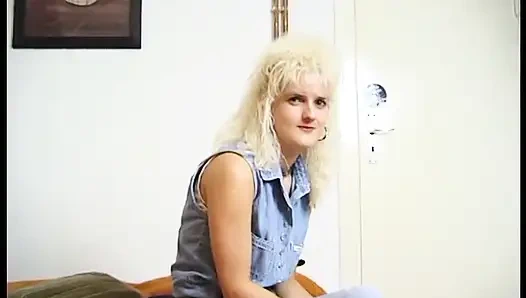 Sarışın Alman orta yaşlı seksi kadın tek başına iş yapıyor