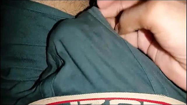 msat hilaya apni girl friend ka photo dekh ke