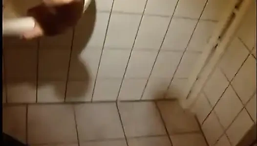 Amatör esmer genç kız büyük yarağı emiyor ve domalarak sikiliyor