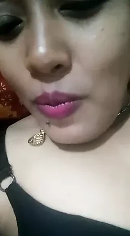 Bd gf gösteren göğüsler üzerinde kamera için ona bf