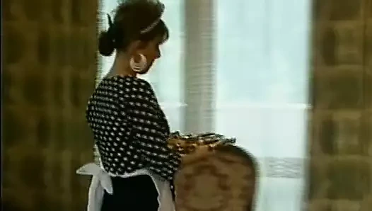 Almanya'dan ince esmer bir bayan büyük bir dildoya binmeyi seviyor