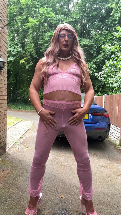 Pembe kıyafetli ve topuklu seksi travesti kellycd2022 | Klip 1