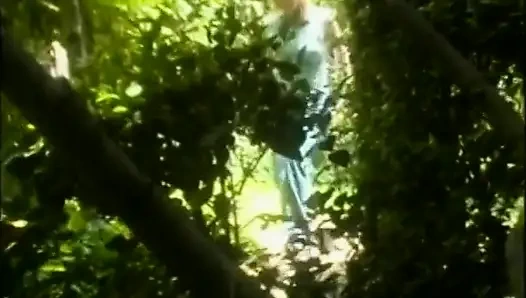 Güzel gençler büyük sert bir yarakla dudaklarından ve amlarından sikiliyor