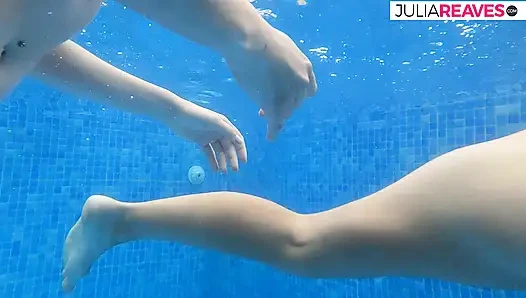 Ateşli kızlar sert emdikten sonra yarağı yalıyor