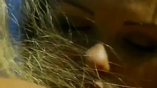 Çekici sarışın bebekler havuzda lezbiyen eğleniyor