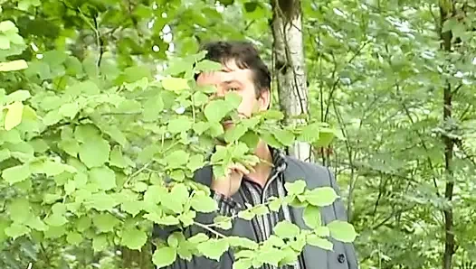 Koyu saçlı Alman güzel kadın açık havada iki yaşlı yarağı memnun ediyor