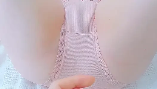 Pembe külot giyen yorganın altında