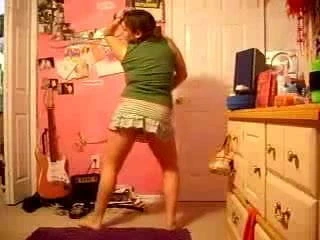 una jovencita mas bailando sexy