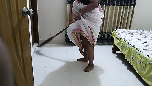 45 yaşındaki güzel hizmetçi evi süpürürken üvey oğlu tarafından sikiliyor - hizmetçi sikişmeyi seviyor