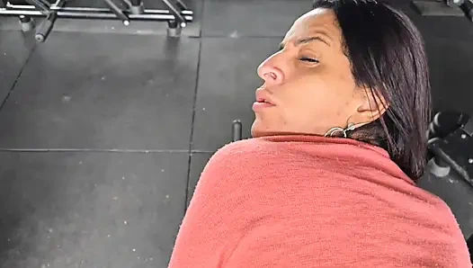 Ateşli kız spor salonunda acımasızca beni sikti, hatta arkadaşlarına göndermek için filme bile çekti.