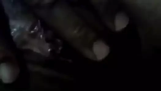 yaşlı yabancı kadın kedi gösterir