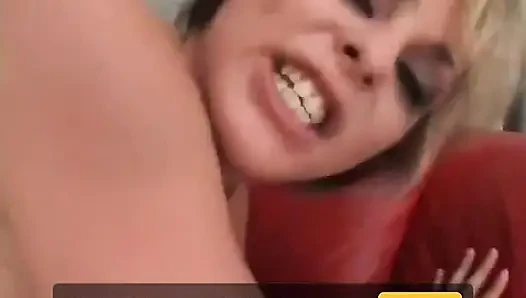 Sarışın sürtük gırtlağına kadar alıyor ve sıkı götüne iki büyük döl boşaltıyor