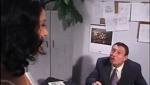 Ateşli esmer sekreterle anal seks