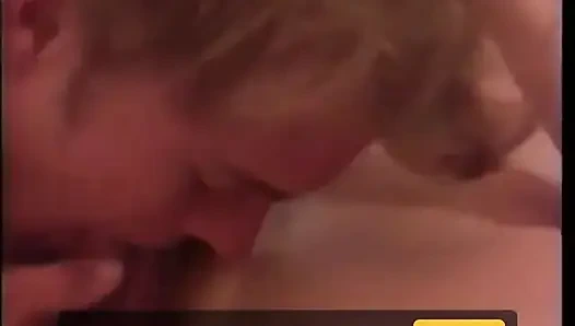 Olgun esmer kıllı amcığını siktiriyor