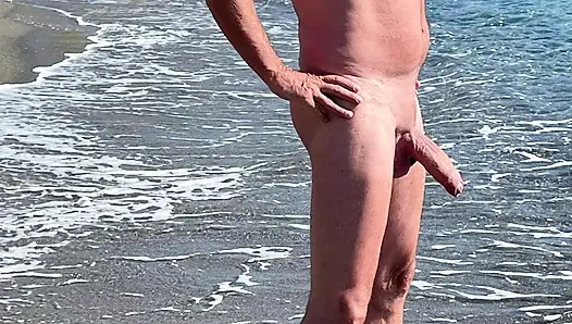 Deniz kenarındaki dalga havuzunda amcık