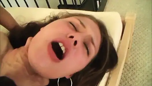 Sarılan yarağı sarışın seviyor esmer seviyor... üçlü seks