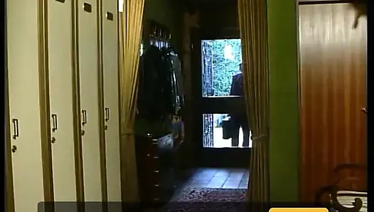 Büyük memeli orta yaşlı seksi kadın yatakta sikiliyor