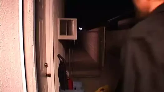 Milf onun sırtında boğaz becerdin alıyor