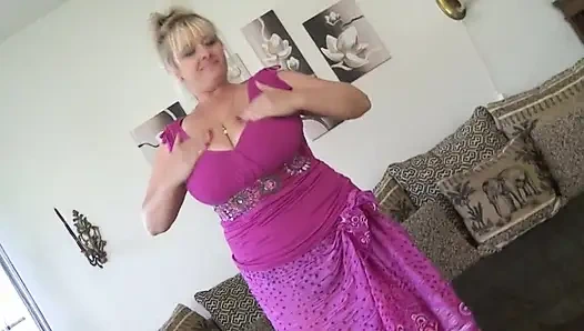 Büyük memeli amatör olgun kadın kendini parmaklıyor