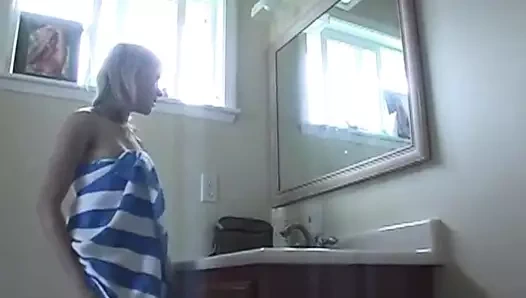 Lexy lohan minyon vücuduna losyon sürüyor – kaltak