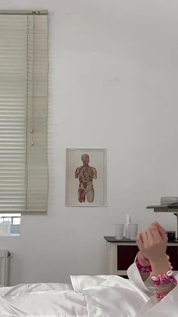 Захватывающий момент из "VIP4K. Юная блогерша трахнула возбужденного доктора в больнице"