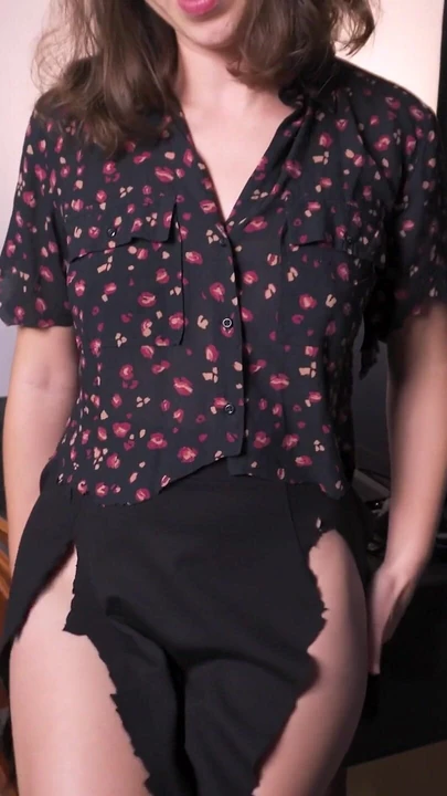 Волнующий момент из "Горячая секретарша разрывает одежду, пока она почти не обнаженная"