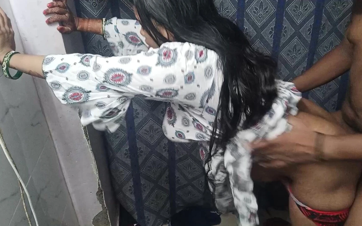 Büyük memeli emziren Hintli evli kadın domalarak tam sert seks yapıyor