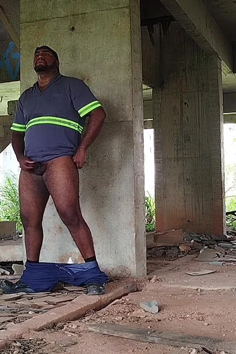 Çirkin, İnşaatta Popomda Büyük Bir Dildo