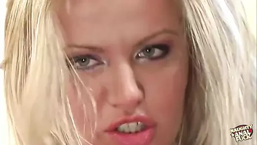 Sarışın anal beklerken büyük göğüslerinin arasına büyük sert bir yarak sokuyor