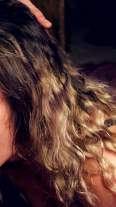 Lübnanlı olgun orta yaşlı seksi kadın şehvetli bir sakso çekiyor ve dölümü yutuyor. | Klip 3