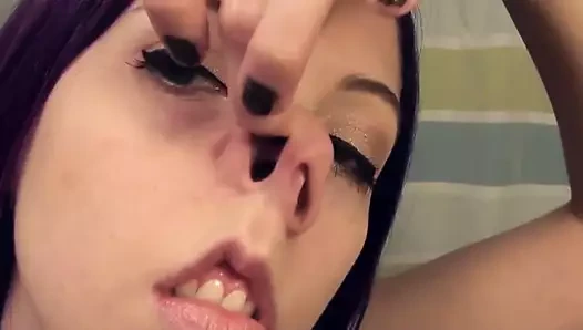 2 kız burun oynuyor