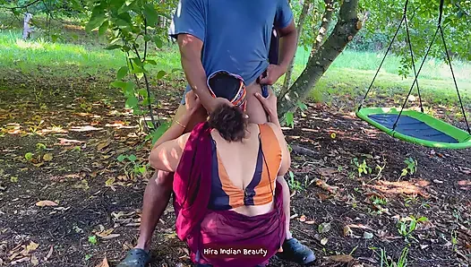 En iyi arkadaşımın karısını sikiyorum. Açık havada aldatan sari seks. Gırtlağına kadar alma orta yaşlı seksi kadın