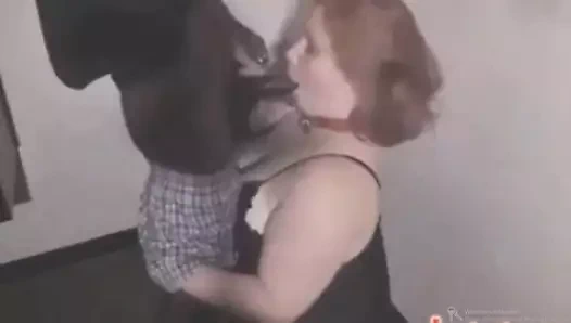 Redhead adım anne emme genç siyah horoz