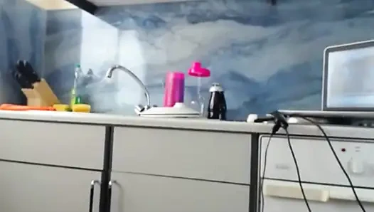 Genç baştan çıkarıcı bir baştan çıkarıcı kadın lezzetli götüyle azdırıyor