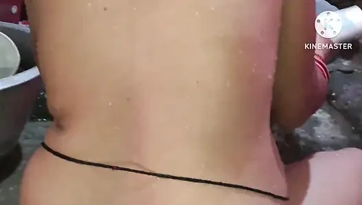 Yenge kıyafetlerini yıkiyor