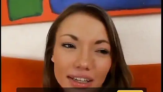 Azgın hatun sert bir yarağa güzel bir oral seks yapmaktan hoşlanıyor