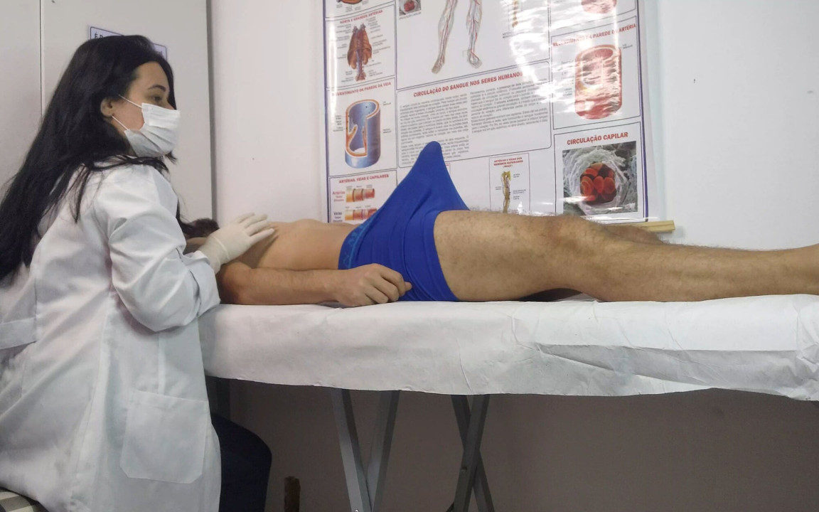 Hemşire hastaya çok sert ereksiyon yapıyor